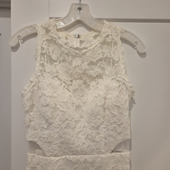 Xscape Ivory Lace Wedding Dress - Picture 2 of 6